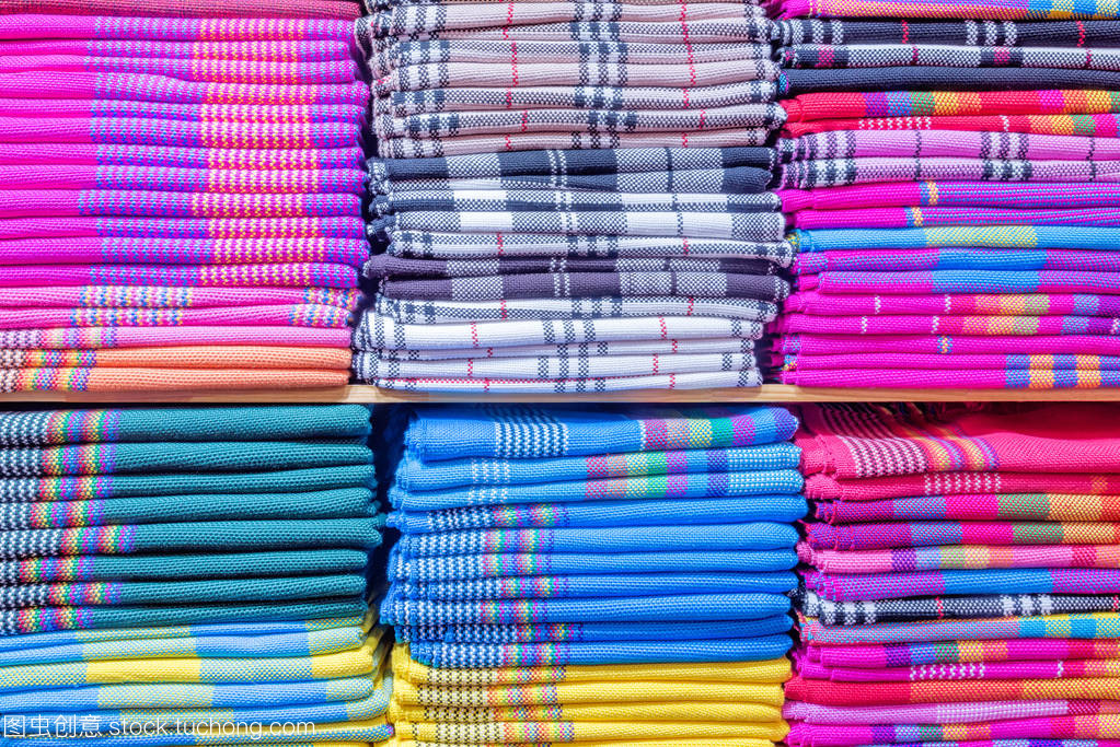 色彩鲜艳的衣服在壁橱里